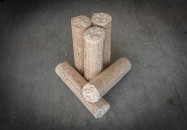 Holzbrikett rund mit Loch dunkel